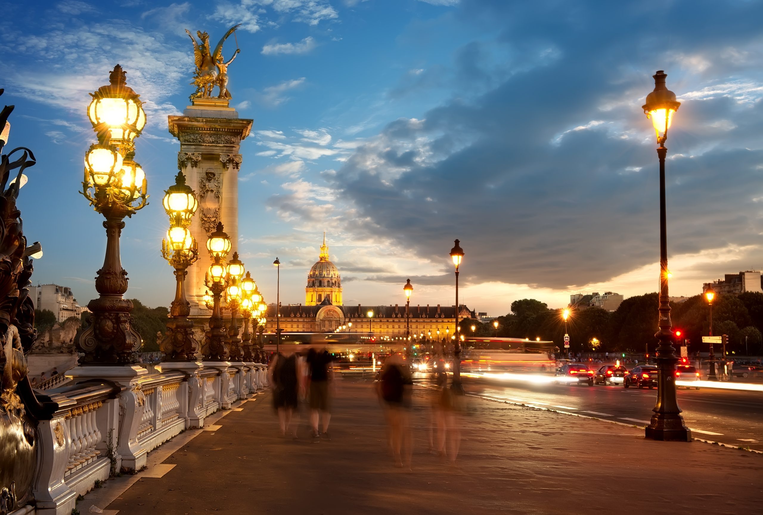 Vue sur Les Invalides depuis le pont Alexandre III à Paris au coucher du soleil, France
