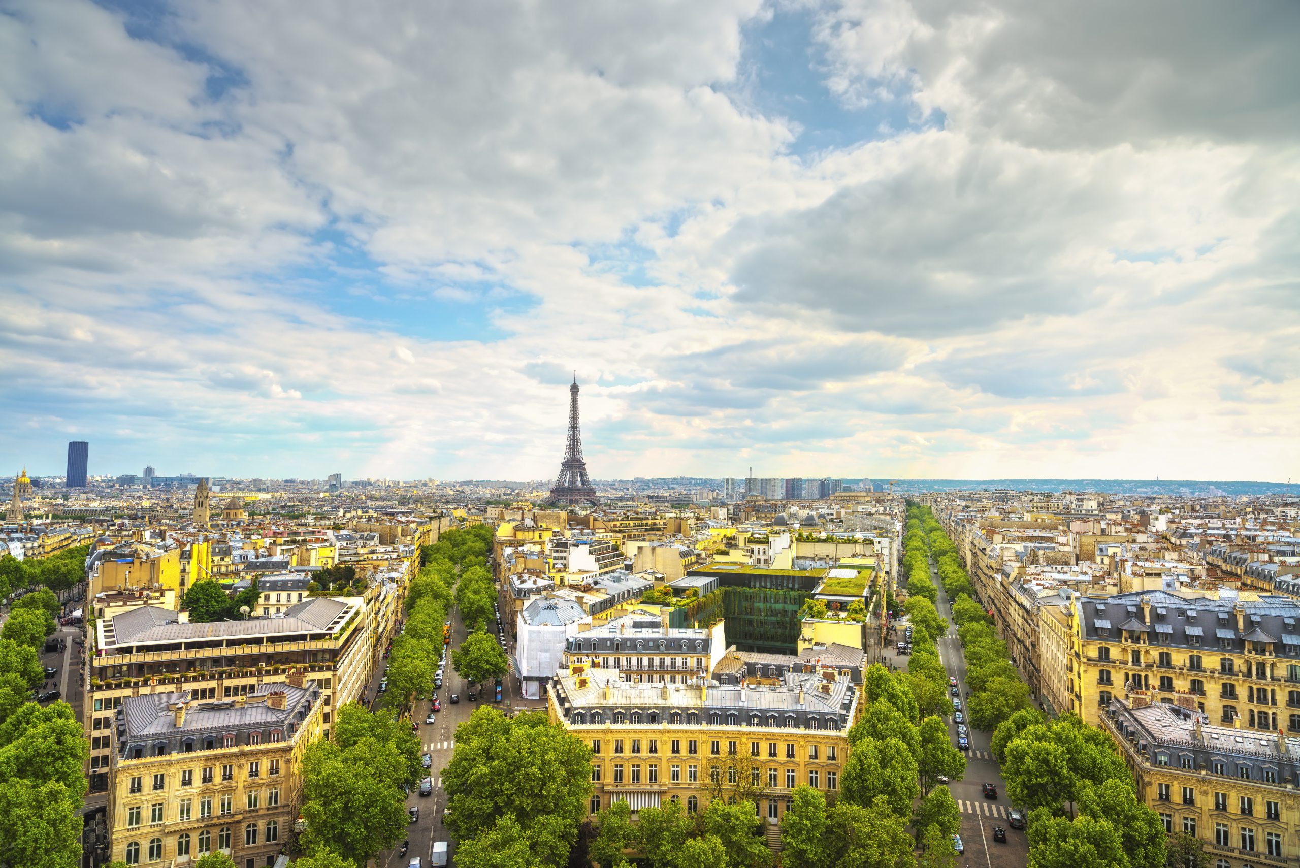 Point de repère de la Tour Eiffel, vue depuis l'Arc de Triomphe. Paysage urbain parisien. France, Europe.

