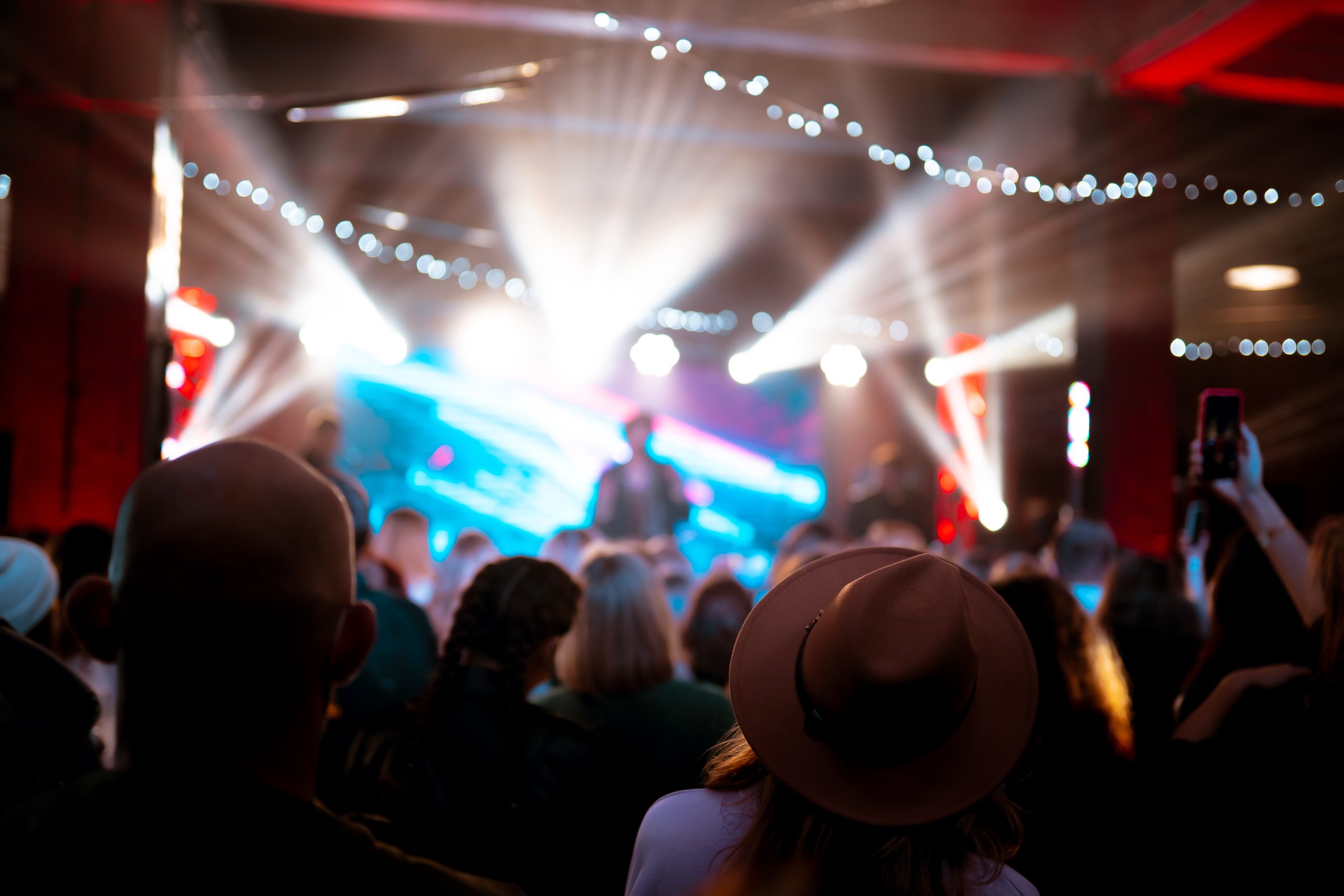 Photo de nombreuses personnes appréciant un concert de rock, foule aux mains levées dansant dans une discothèque
